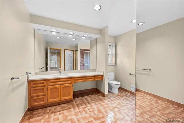 194 Charlevoix Avenue, Grosse Pointe Farms, MI 48236