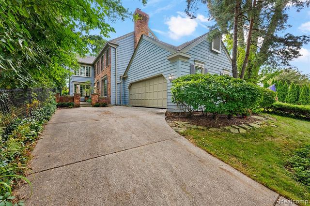 194 Charlevoix Avenue, Grosse Pointe Farms, MI 48236
