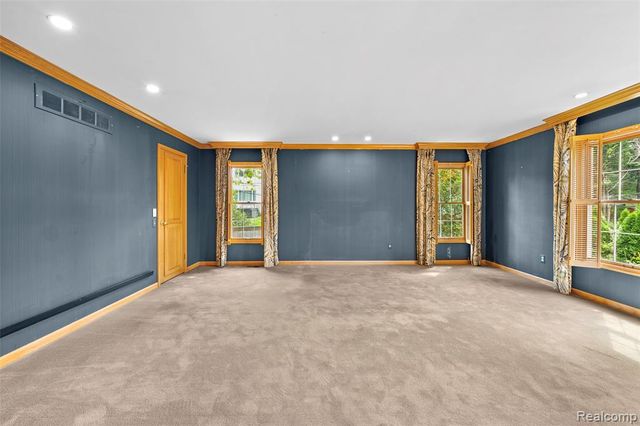 194 Charlevoix Avenue, Grosse Pointe Farms, MI 48236