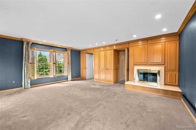 194 Charlevoix Avenue, Grosse Pointe Farms, MI 48236