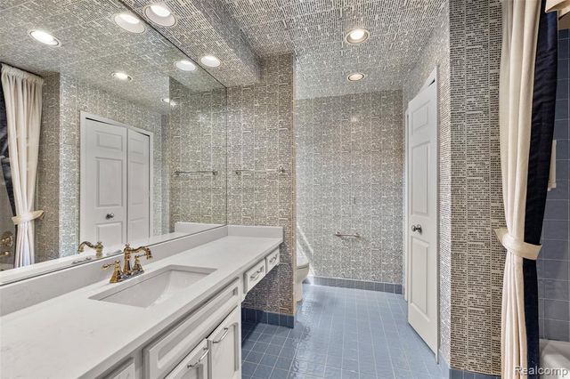 194 Charlevoix Avenue, Grosse Pointe Farms, MI 48236