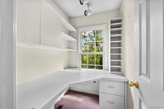 194 Charlevoix Avenue, Grosse Pointe Farms, MI 48236