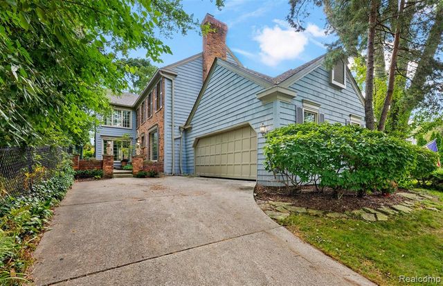 194 Charlevoix Avenue, Grosse Pointe Farms, MI 48236