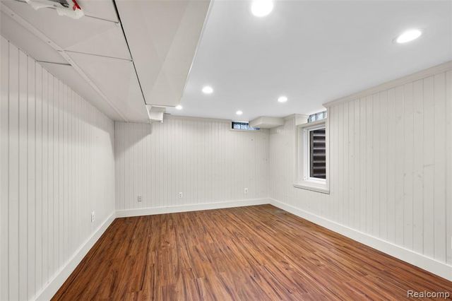 194 Charlevoix Avenue, Grosse Pointe Farms, MI 48236