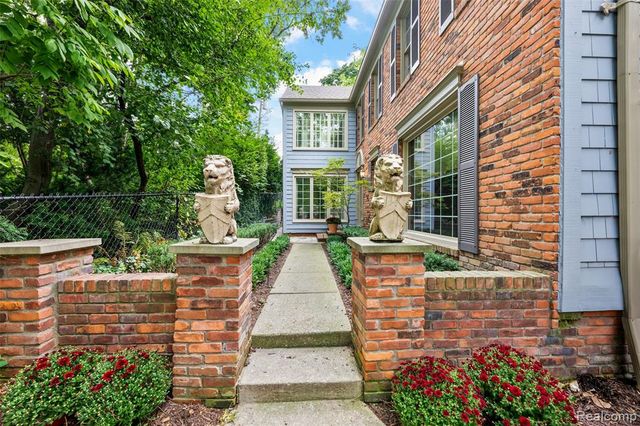 194 Charlevoix Avenue, Grosse Pointe Farms, MI 48236