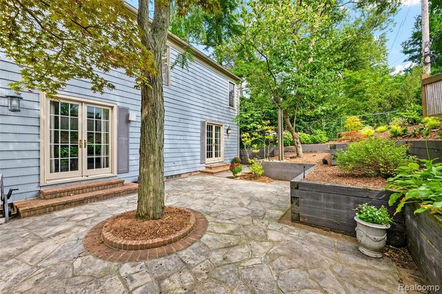 194 Charlevoix Avenue, Grosse Pointe Farms, MI 48236