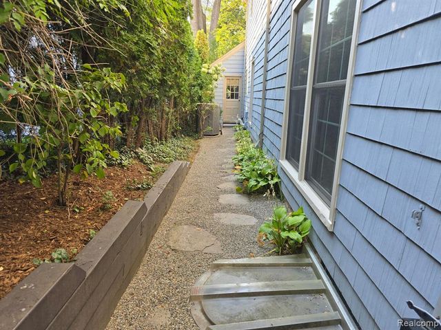 194 Charlevoix Avenue, Grosse Pointe Farms, MI 48236