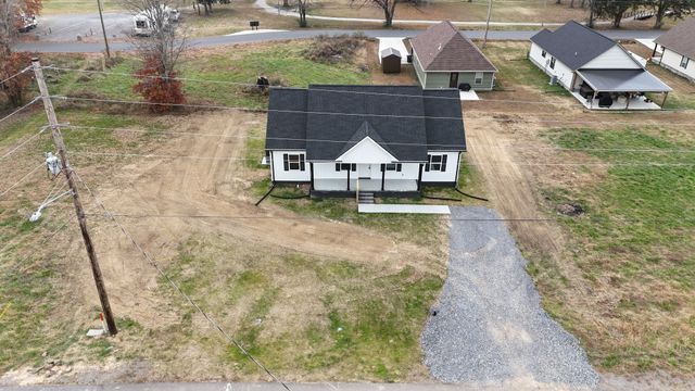 303 Cassie Dr, Lafayette, TN 37083