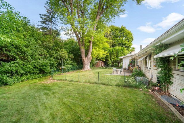 3303 N Knoll BOULEVARD, Wauwatosa, WI 53222