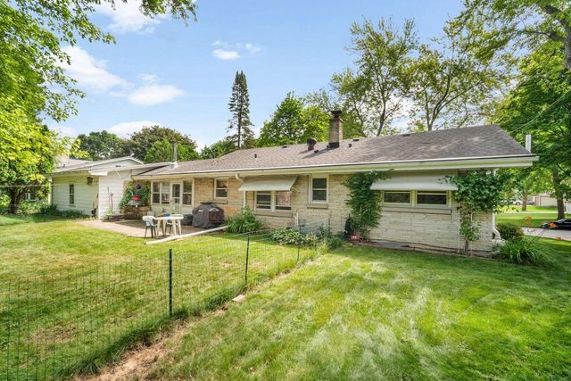 3303 N Knoll BOULEVARD, Wauwatosa, WI 53222