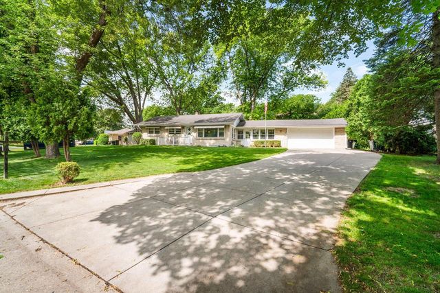 3303 N Knoll BOULEVARD, Wauwatosa, WI 53222