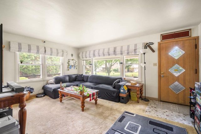 3303 N Knoll BOULEVARD, Wauwatosa, WI 53222