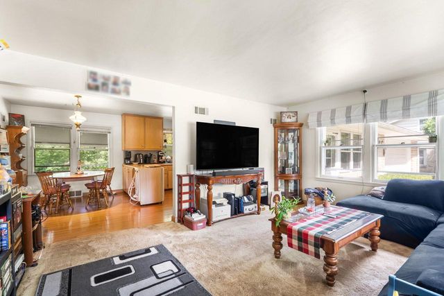 3303 N Knoll BOULEVARD, Wauwatosa, WI 53222