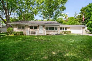3303 N Knoll BOULEVARD, Wauwatosa, WI 53222