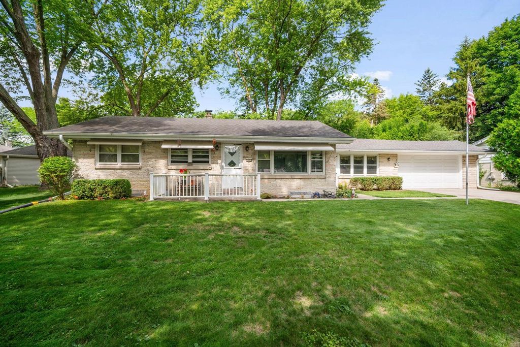3303 N Knoll BOULEVARD, Wauwatosa, WI 53222