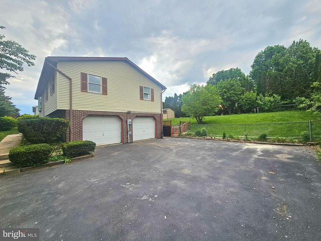 811 POPLAR LN, Lebanon, PA 17046