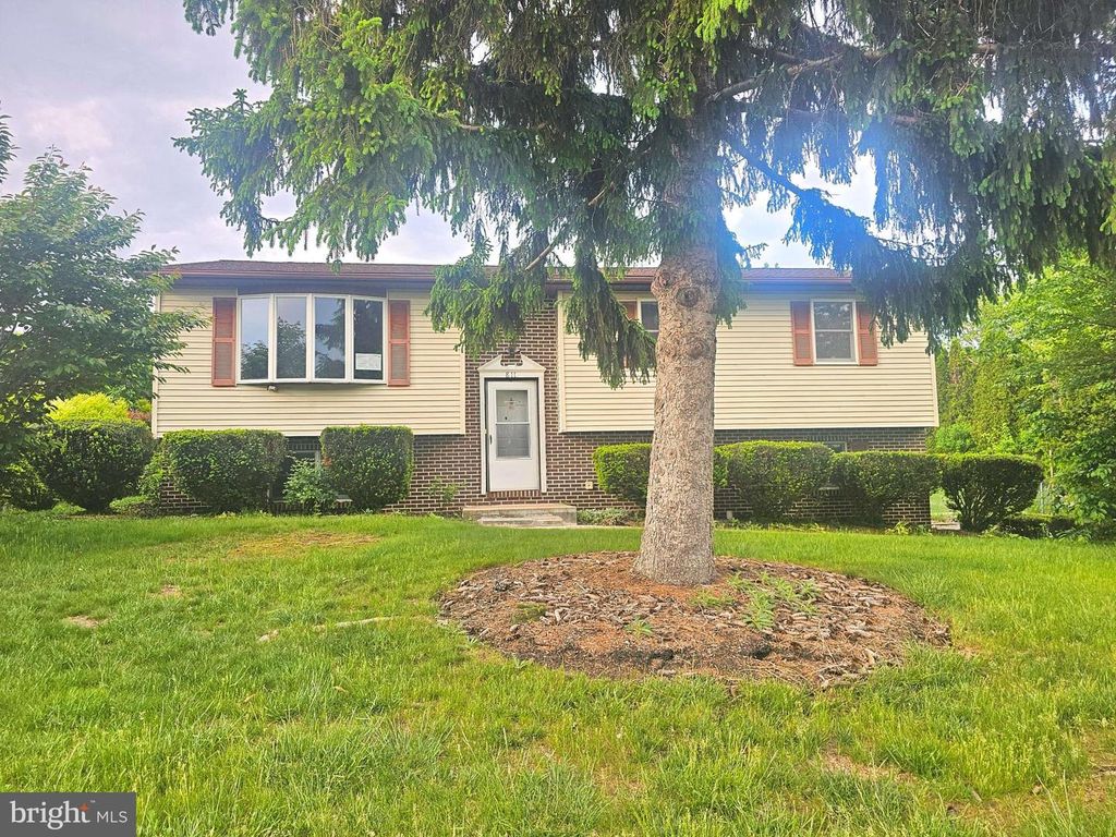 811 POPLAR LN, Lebanon, PA 17046