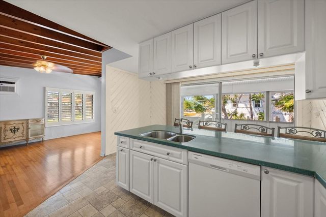 40 77TH AVENUE, Treasure Island, FL 33706