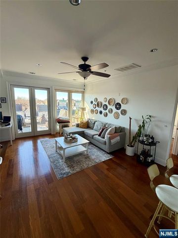 34-40 48th Street 4C, Weehawken, NJ 07086