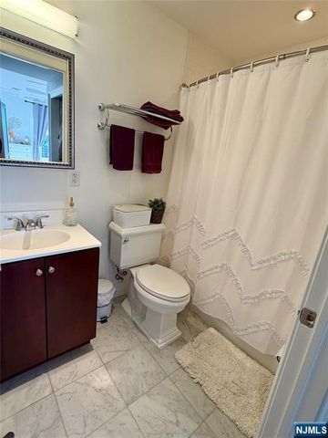 34-40 48th Street 4C, Weehawken, NJ 07086