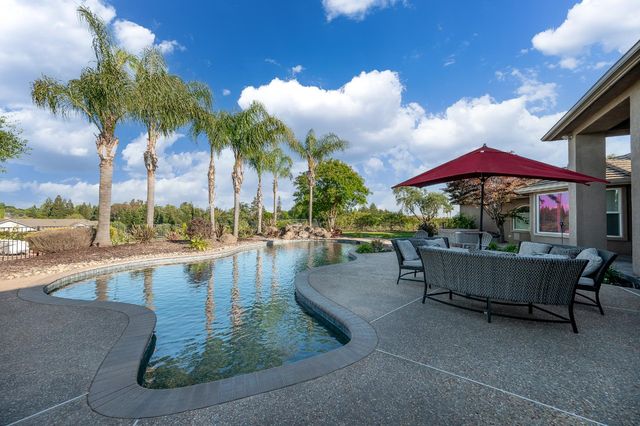 10714 Amerine Ln, Oakdale, CA 95361