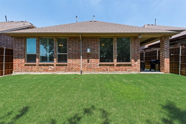 402 Ridgewood Drive, Lewisville, TX 75067