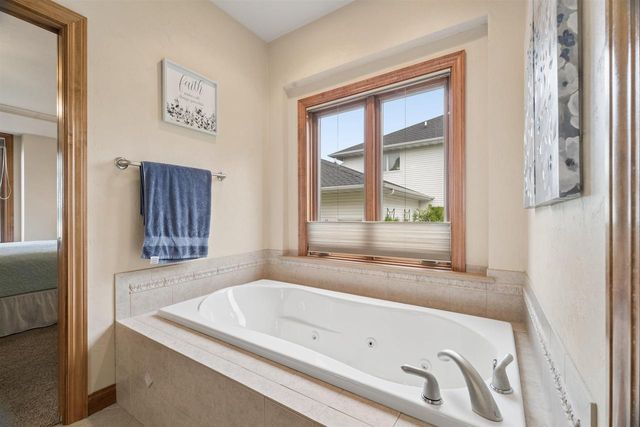 2917 E FALLCREEK LANE, Appleton, WI 54913
