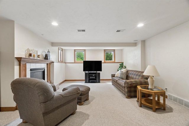 2917 E FALLCREEK LANE, Appleton, WI 54913