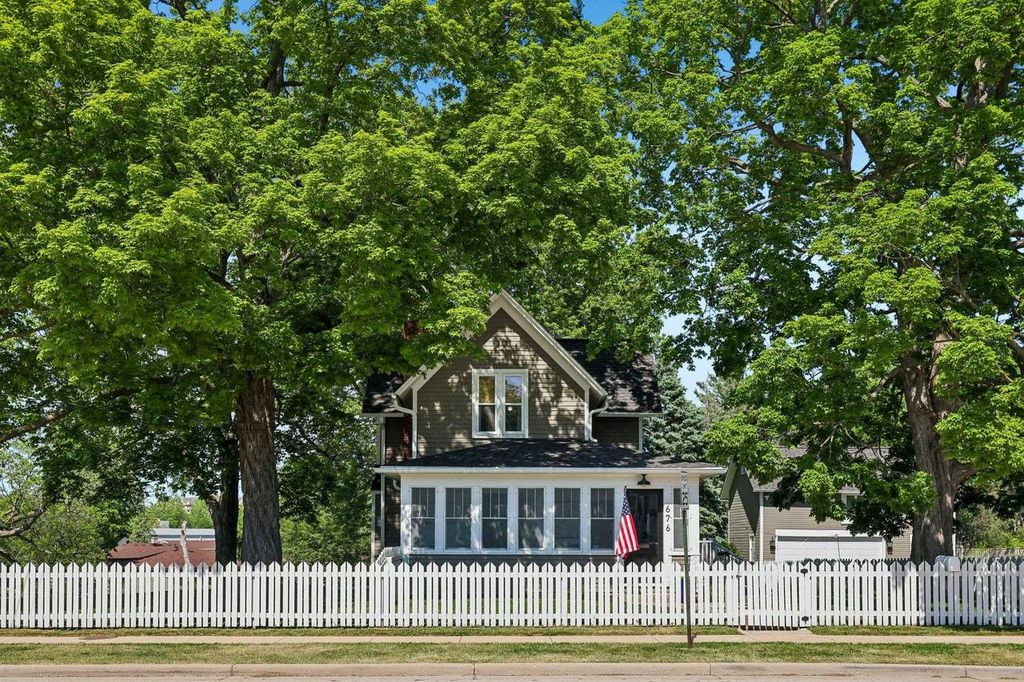 676 Summit Avenue, Oconomowoc, WI 53066