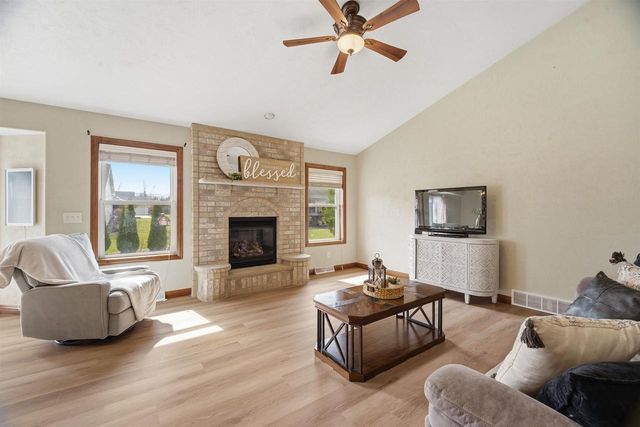 535 COONEN DRIVE, Combined Locks, WI 54113