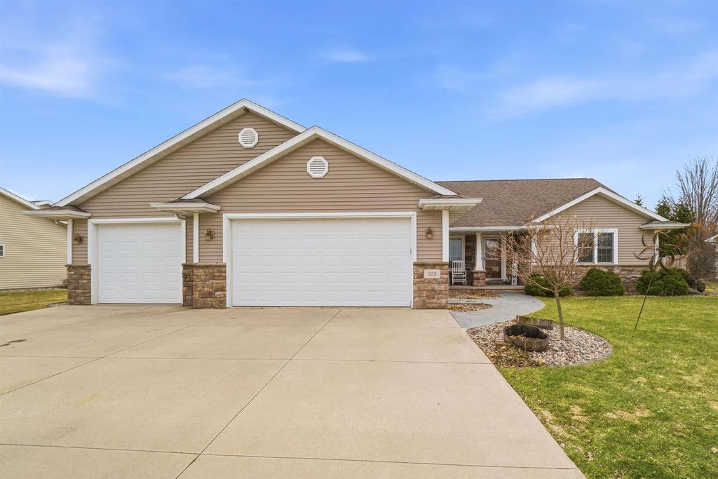 535 COONEN DRIVE, Combined Locks, WI 54113