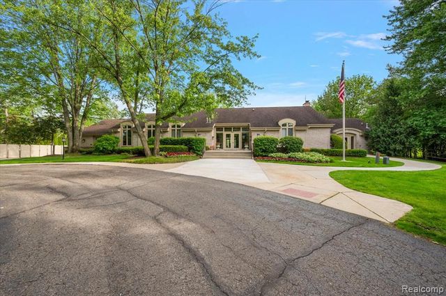 1161 Hillpointe Circle, Bloomfield Hills, MI 48304