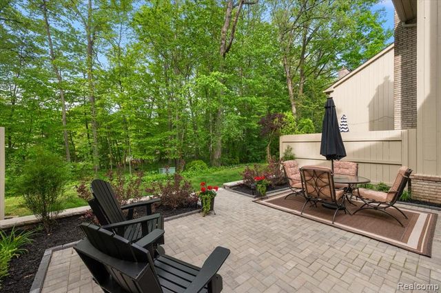 1161 Hillpointe Circle, Bloomfield Hills, MI 48304