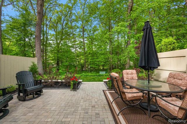 1161 Hillpointe Circle, Bloomfield Hills, MI 48304