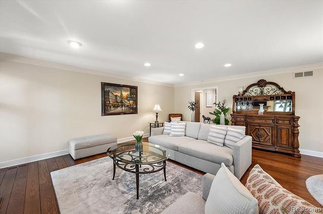 1161 Hillpointe Circle, Bloomfield Hills, MI 48304
