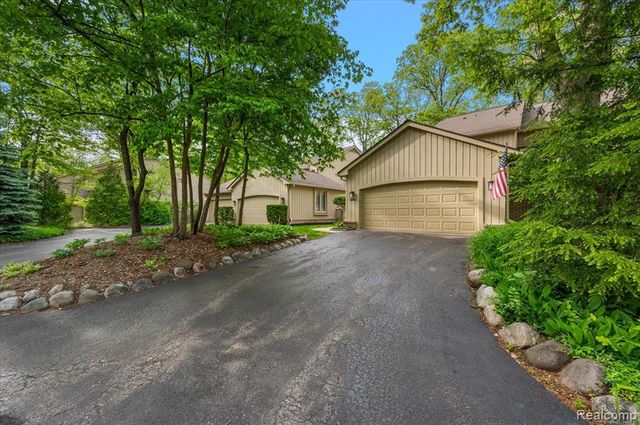 1161 Hillpointe Circle, Bloomfield Hills, MI 48304