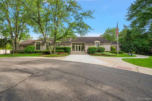 1161 Hillpointe Circle, Bloomfield Hills, MI 48304