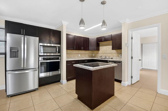 18 Crossings Circle F, Boynton Beach, FL 33435