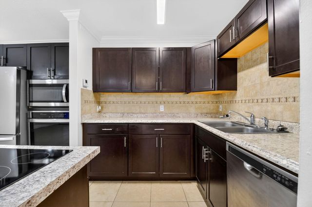 18 Crossings Circle F, Boynton Beach, FL 33435