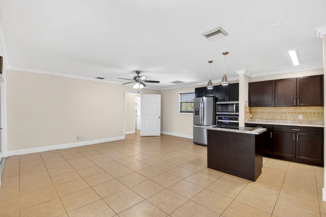 18 Crossings Circle F, Boynton Beach, FL 33435