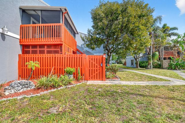 18 Crossings Circle F, Boynton Beach, FL 33435