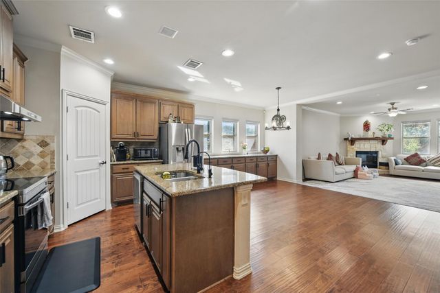 601 Crestridge Circle, Euless, TX 76040