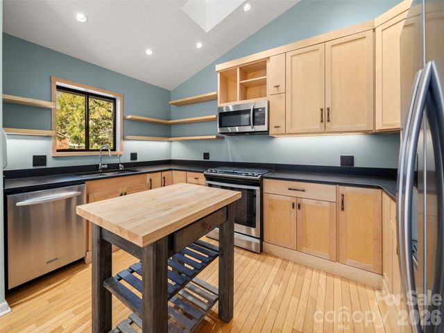 138 Woodhaven Drive, Hendersonville, NC 28739