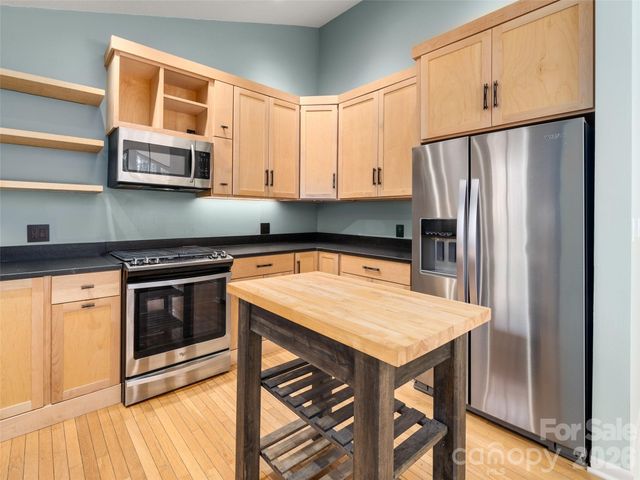 138 Woodhaven Drive, Hendersonville, NC 28739