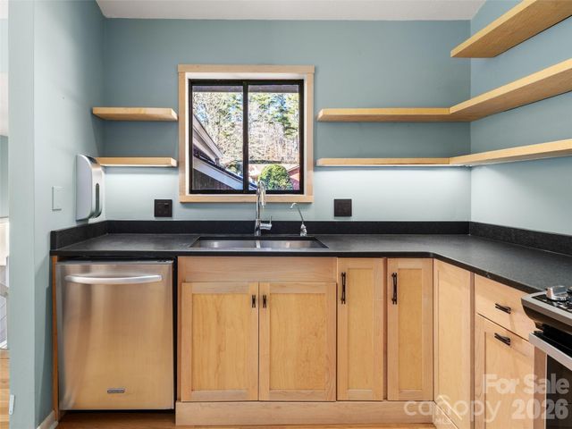 138 Woodhaven Drive, Hendersonville, NC 28739