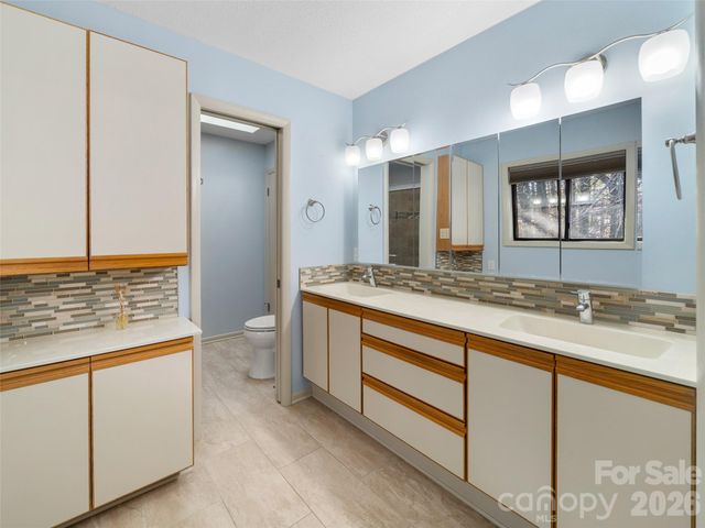 138 Woodhaven Drive, Hendersonville, NC 28739