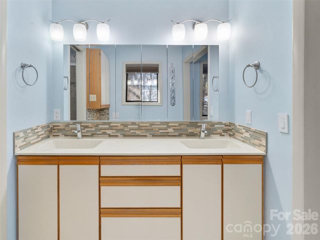 138 Woodhaven Drive, Hendersonville, NC 28739