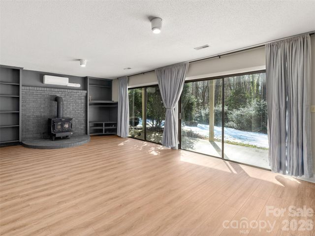 138 Woodhaven Drive, Hendersonville, NC 28739