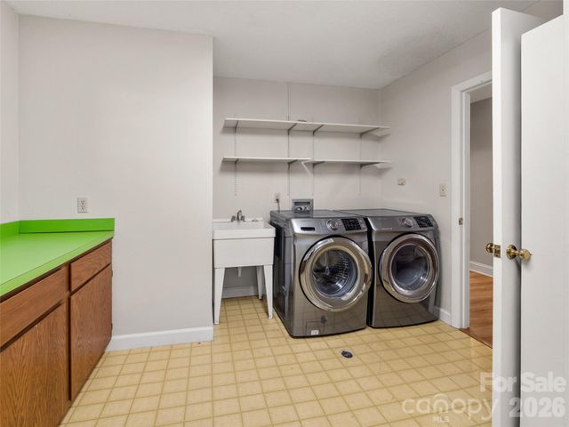 138 Woodhaven Drive, Hendersonville, NC 28739