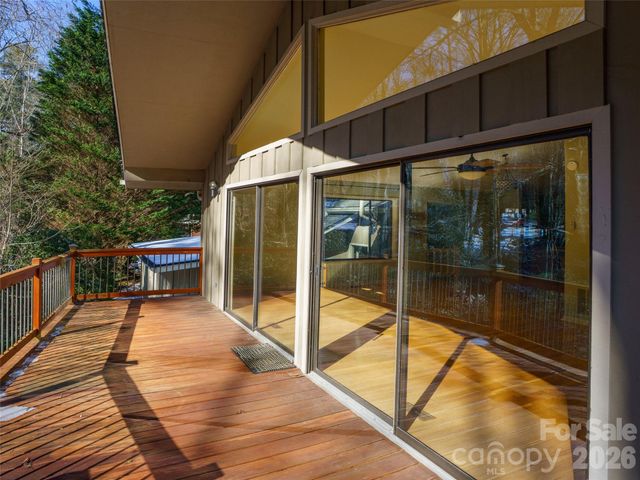 138 Woodhaven Drive, Hendersonville, NC 28739